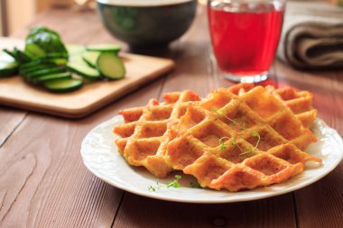 Vegan patates ve havuç kızartması veya ahşap masa üzerinde gözleme