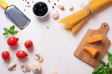 Beyaz masa üzerinde üstten görünüm İtalyan makarna için geleneksel malzemelerin. İtalyan yemeği arka plan