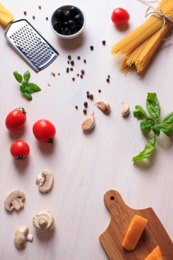 Beyaz masa üzerinde üstten görünüm İtalyan makarna için geleneksel malzemelerin. İtalyan yemeği arka plan