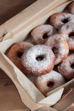 Tatlı çörek şeker bir karton ile toz. Sağlıksız sokak gıda