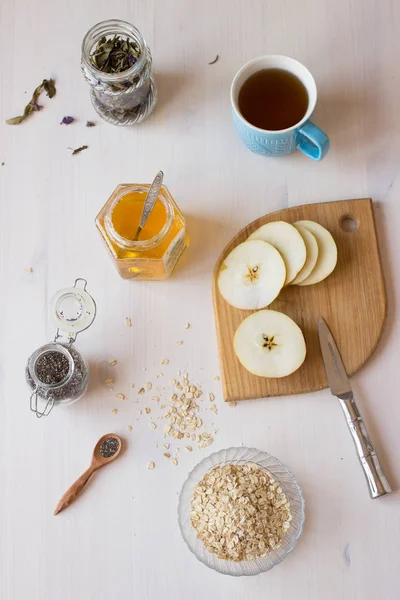 Ingredienser För Hälsosam Frukost Chiafrön Havregryn Spannmål Och Äpple Vitt — Stockfoto