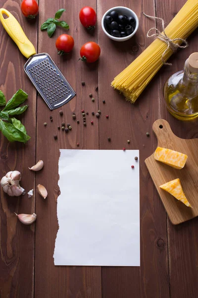 意大利面食的传统成分在木桌上的顶部视图与纸写食谱 空白纸张 食物背景 — 图库照片