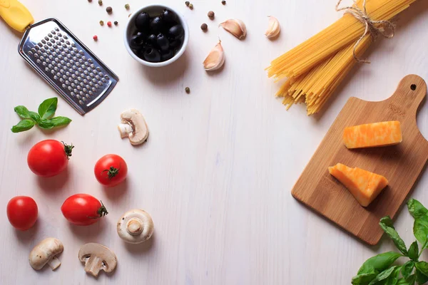 Вид Сверху Традиционные Ингредиенты Пасты Белом Столе Итальянская Кухня — стоковое фото