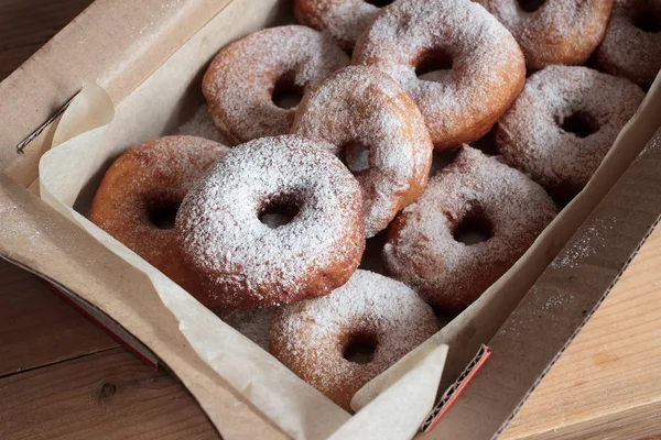Doce Donuts Com Açúcar Uma Caixa Comida Rua Pouco Saudável — Fotografia de Stock