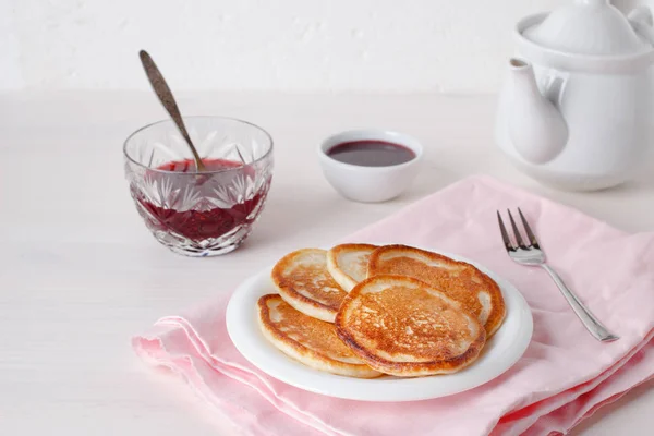 Oladyi Russo Tradizionale Frittelle Con Marmellata Lampone Colazione Dolce Dolce — Foto Stock