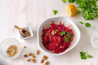 Havuç ve ceviz Beyaz ahşap masa üzerinde bir kase ile sağlıklı çiğ vegan pancar salatası. Doğal organik gıda kavramı. Sağlıklı beslenme