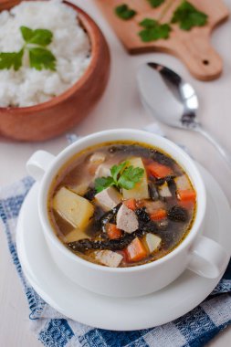 Sağlıklı vegan vejetaryen çorba tofu, patates ve yosunlar