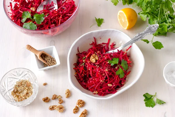 ニンジンとクルミ白い木製のテーブルの上にボウルで健康的な生菜食ビートルートのサラダ 自然有機食品のコンセプト 健康的な食事 — ストック写真