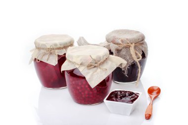 Cam kavanoz ev yapımı reçel farklı tipleri ile beyaz arka plan üzerinde set. Hasat korunması ve konserve kavramı