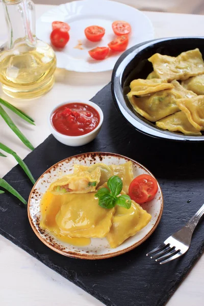 Pastas Raviolis Caseras Italianas Tradicionales Rellenas Papas Espinacas Con Salsa —  Fotos de Stock