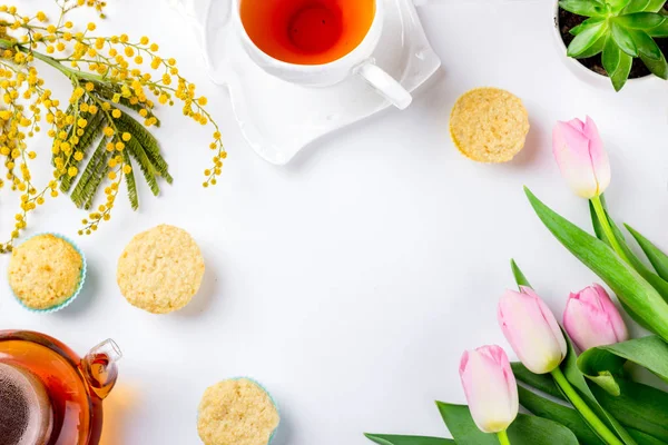 Kadınlar Günü tebrik kartı laleler, Mimoza, çay ve kek beyaz arka plan üzerinde.