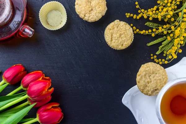 Dia Das Mulheres Cartão Saudação Com Tulipas Mimosa Chá Cupcakes — Fotografia de Stock