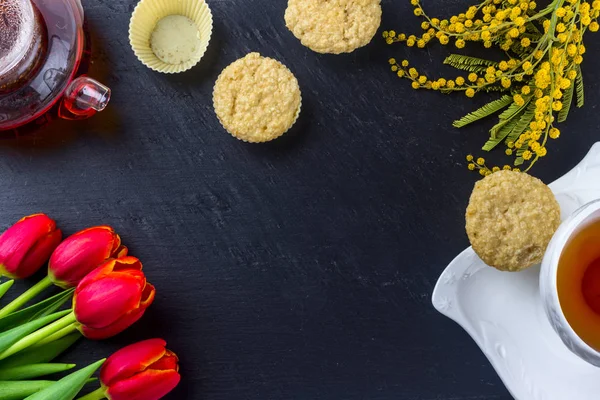 Kvinnors Dag Gratulationskort Med Tulpaner Mimosa Och Muffins Svart Sten — Stockfoto