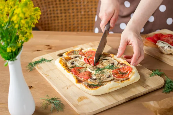 Mano Mujer Cortando Una Pizza Rectangular Casera Margherita Con Champiñones — Foto de Stock