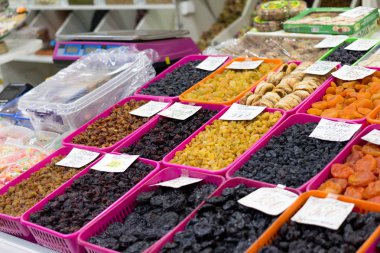 Veliky Novgorod, Rusya, 4 Temmuz 2019. Rusya pazarında fındık, tohum ve kurutulmuş meyve farklı satan. Gıda endüstrisi ve iş.