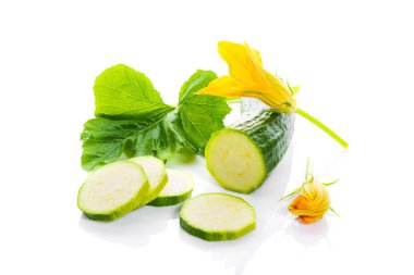 Kabak veya yeşil ilik kabak yeşil yaprakları ve çiçekleri beyaz arka plan üzerinde izole ile
