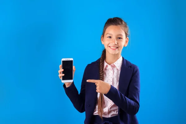 快乐微笑的学生女孩在制服拿着智能手机 指着屏幕上的手指 在线教育理念 — 图库照片
