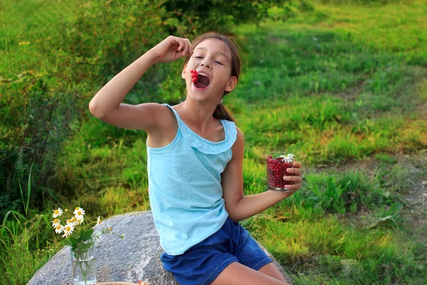 Niña Bastante Alegre Comiendo Grosellas Rojas Jardín Huerto Granja Verano Imágenes De Stock Sin Royalties Gratis