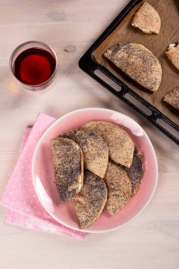 Kuark, süzme peynir, kuru üzüm, sochni ya da sochniki turtası ya da sabahları pembe tabakta çay ile haşhaş tohumlu pirozhki içeren geleneksel Rus tatlısı.