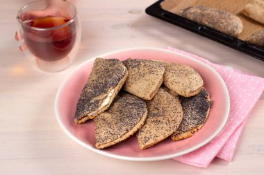 Kuark, süzme peynir, kuru üzüm, sochni ya da sochniki turtası ya da sabahları pembe tabakta çay ile haşhaş tohumlu pirozhki içeren geleneksel Rus tatlısı.