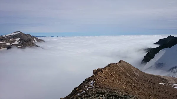 Dağ doruklarına bulutların üstünde