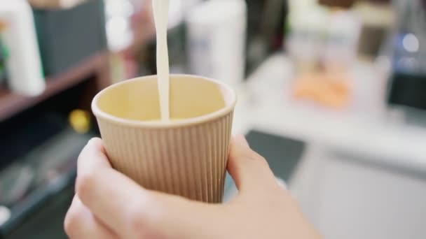 Barista Gieten Melk Een Koffie Kopje — Stockvideo