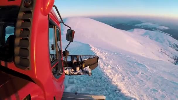 Snowcat Climbimg Śnieżnych Wzgórzach Górskich Zachód Słońca Górach Transport Górach — Wideo stockowe