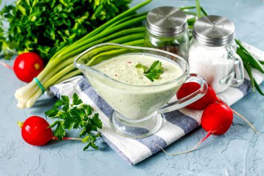 Ekşi krema, turp ve yeşil soğandan sos.