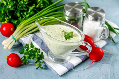 Ekşi krema, turp ve yeşil soğandan sos.