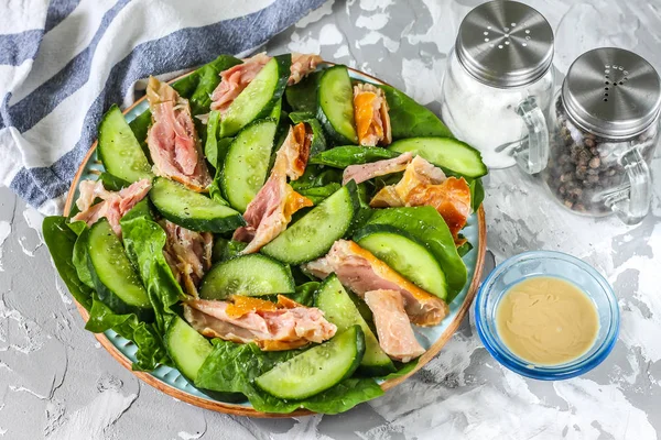 Salada Com Frango Defumado Espinafre Pepino Uma Placa Fundo Concreto — Fotografia de Stock