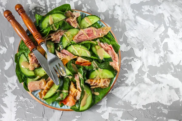 접시에 닭고기 시금치와 오이를 샐러드 콘크리트 — 스톡 사진