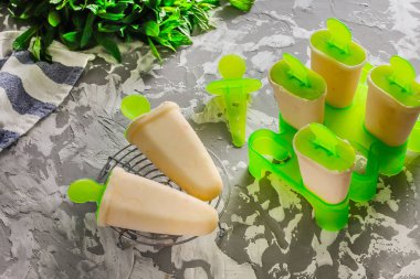 Formlarda taze ev yapımı dondurma. Yaz tatlısı.