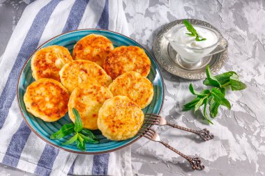 Şekerli süzme peynir pirzola. Süzme peynirden tatlı cheesecakes.