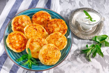 Şekerli süzme peynir pirzola. Süzme peynirden tatlı cheesecakes.