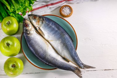 Yeşil elma ile bir tabakta tuzlu ringa balığı. forshmak için malzemeler.