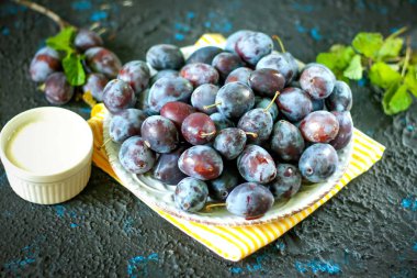 Bir tabakta taze erik - şeker ile reçel için malzemeler. Variety Macar. Taze erik.