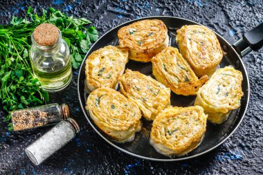 Tavada peynir ve otlar ile Kızarmış lavaş rulo - pide ekmek hızlı bir kahvaltı.