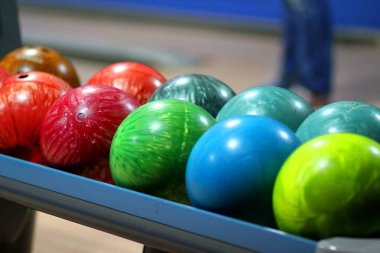 büyük oyun, gökkuşağı bowling bekliyor