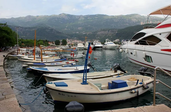 Budva, Karadağ renkli liman. Limanda duran tek tekneler.
