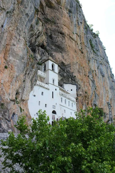 Ostrog, Karadağ'da deniz seviyesinden yaklaşık 900 metre yükseklikte, Danilovgrad kentine 15 km mesafedeki dağlarda yer alan aktif bir Sırp Ortodoks manastırıdır. XVII yüzyılda kuruldu