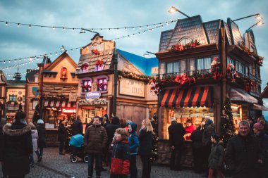 Eğlenceli şehirde yürüyün