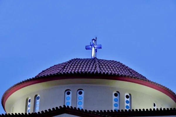 Cima Della Chiesa Con Cristo Luminoso Contro Cielo Blu — Foto Stock