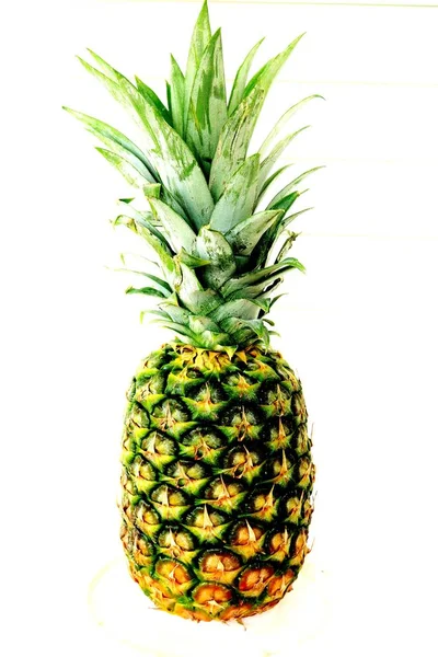 Rijpe Ananas Een Lichte Witte Achtergrond — Stockfoto