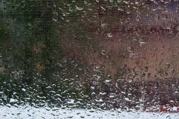 雨の後に水滴と異なる色合いの背景 — ストック写真