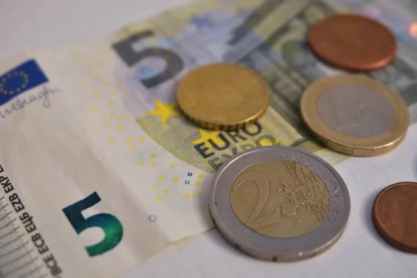 Vijf Euro Een Cent Een Witte Achtergrond Close — Stockfoto