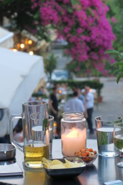 içecekler ve aperatifler ve bir mum ile masa