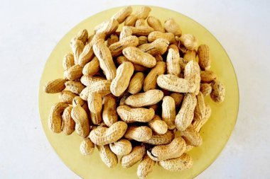 bir tabak ve beyaz bir arka plan üzerinde antep fıstığı