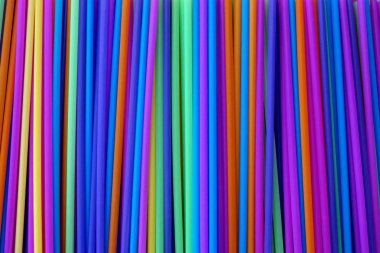 Tüm içecekler için çeşitli parlak renklerde Tüpler