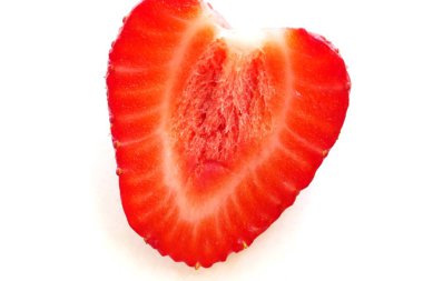 Beyaz arka planda olgun kırmızı çilek.