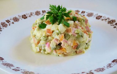 beyaz bir tabak yakın çekim haşlanmış sebze, yumurta, jambon ve maydanoz salatası